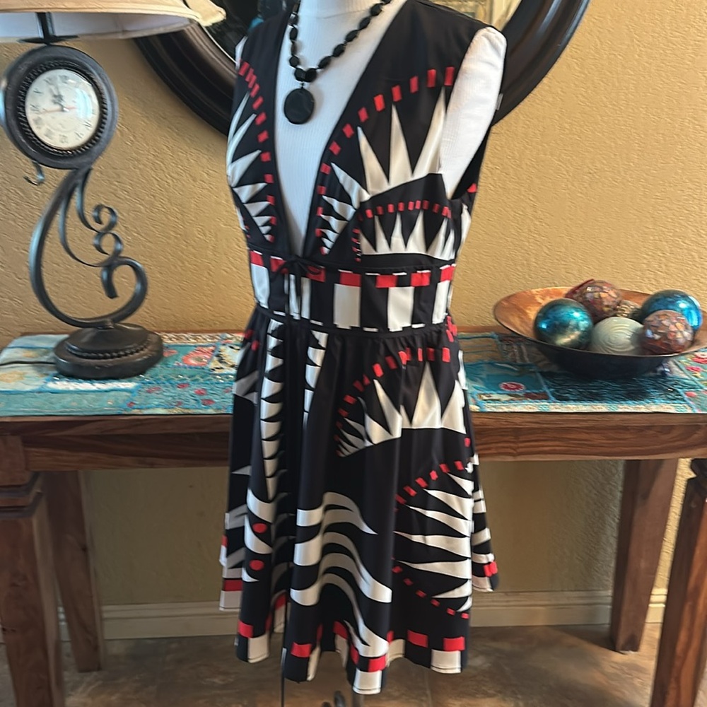 Stylish Black and Red Geometric Dress - Picture 7 of 9